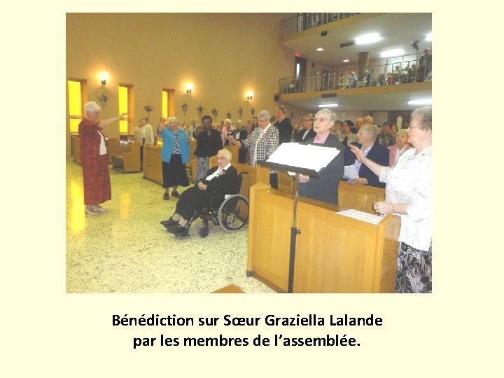 Bénédiction sur Sœur Graziella Lalande par les membres de l’assemblée. 