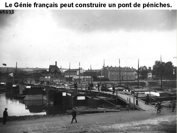 Le Génie français peut construire un pont de péniches. 