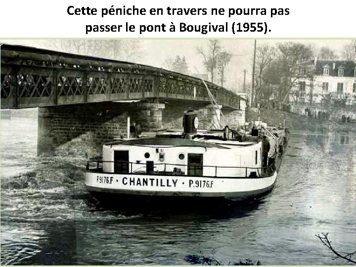 Cette péniche en travers ne pourra passer le pont à Bougival (1955). 