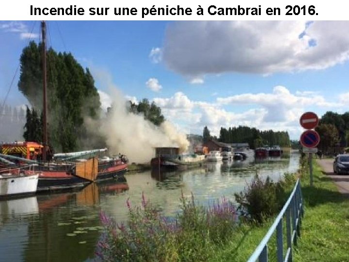Incendie sur une péniche à Cambrai en 2016. 