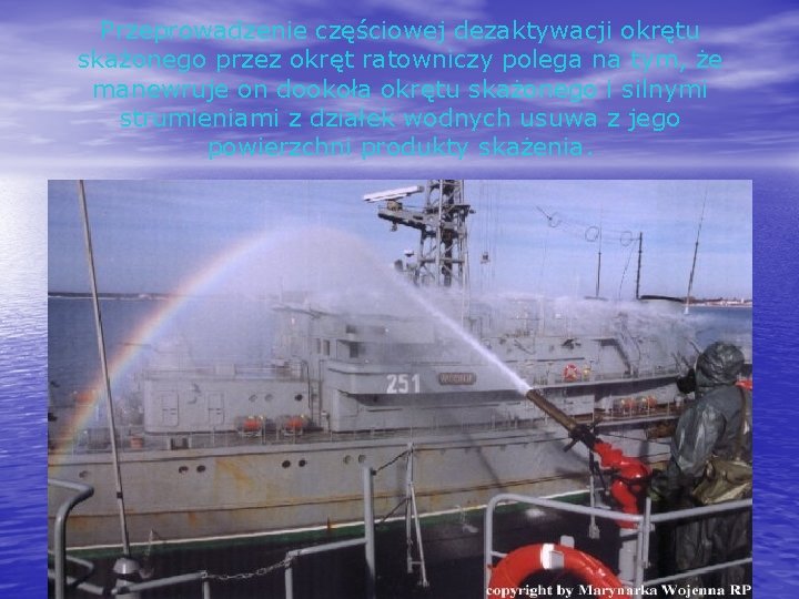 Przeprowadzenie częściowej dezaktywacji okrętu skażonego przez okręt ratowniczy polega na tym, że manewruje on