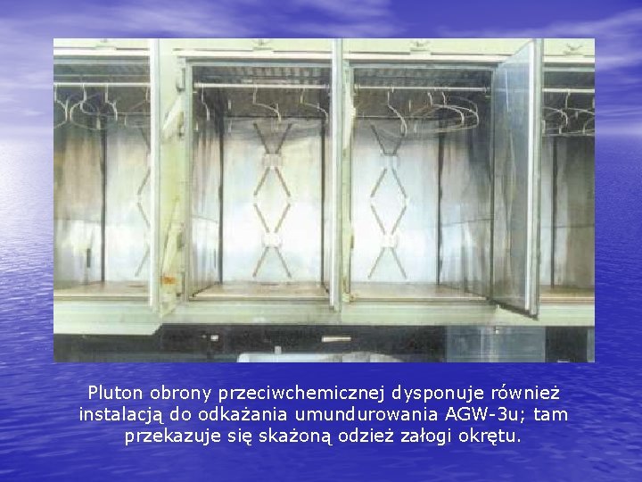 Pluton obrony przeciwchemicznej dysponuje również instalacją do odkażania umundurowania AGW-3 u; tam przekazuje się