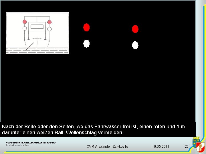 Nach der Seite oder den Seiten, wo das Fahrwasser frei ist, einen roten und