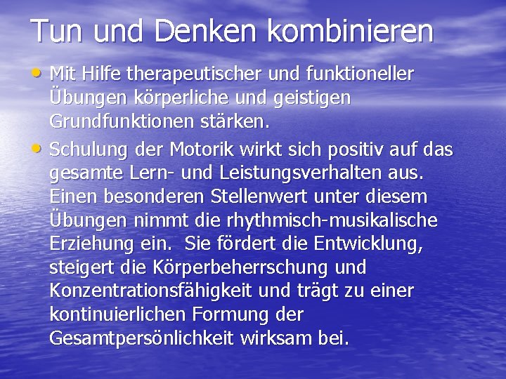 Tun und Denken kombinieren • Mit Hilfe therapeutischer und funktioneller • Übungen körperliche und