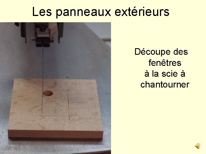 Les panneaux extérieurs Découpe des fenêtres à la scie à chantourner 