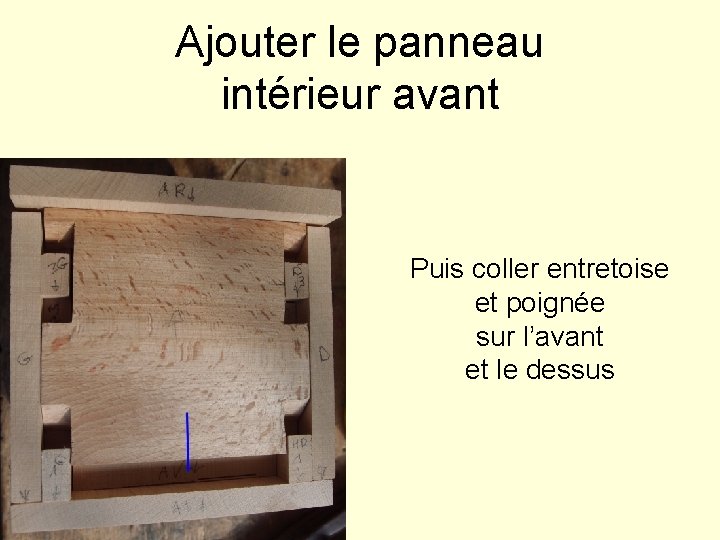 Ajouter le panneau intérieur avant Puis coller entretoise et poignée sur l’avant et le