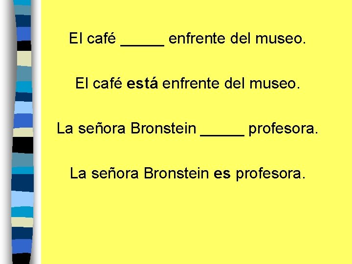 El café _____ enfrente del museo. El café está enfrente del museo. La señora