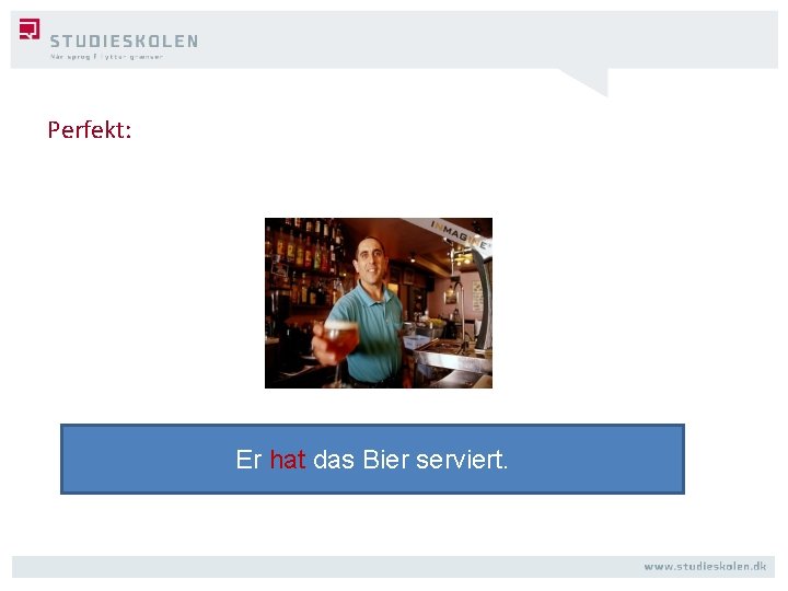 Perfekt: Er hat das Bier serviert. 