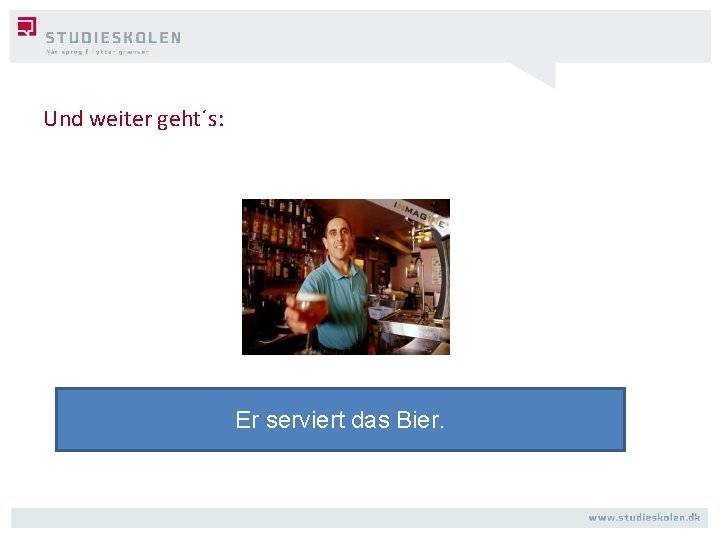 Und weiter geht´s: Er serviert das Bier. 