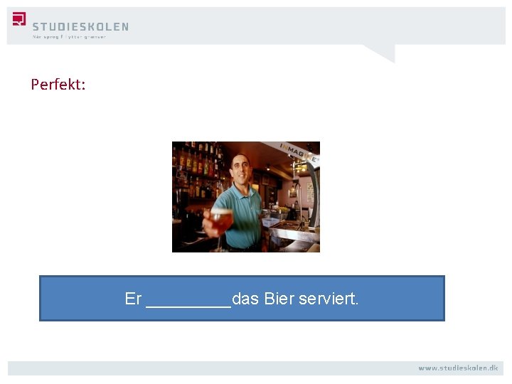 Perfekt: Er _____das Bier serviert. 