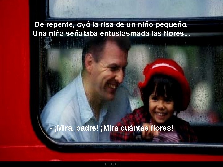 De repente, oyó la risa de un niño pequeño. Una niña señalaba entusiasmada las
