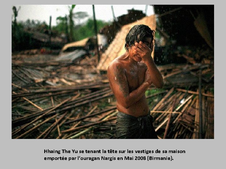 Hhaing The Yu se tenant la tête sur les vestiges de sa maison emportée