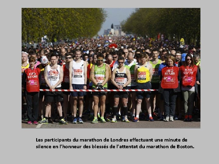 Les participants du marathon de Londres effectuant une minute de silence en l’honneur des