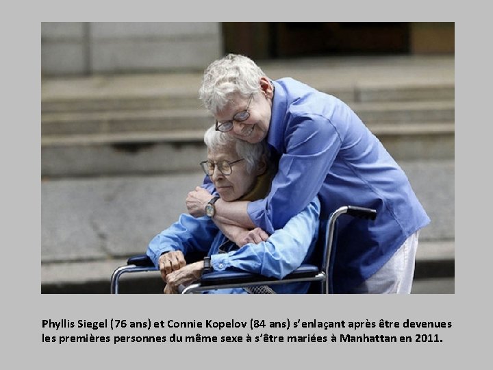 Phyllis Siegel (76 ans) et Connie Kopelov (84 ans) s’enlaçant après être devenues les