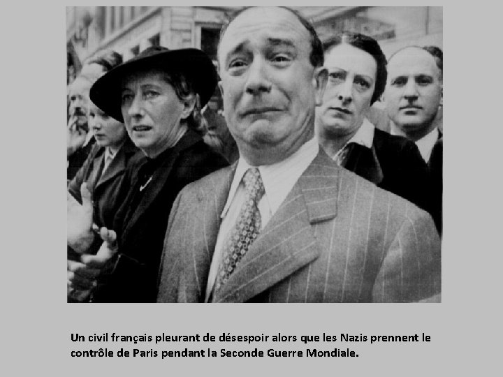 Un civil français pleurant de désespoir alors que les Nazis prennent le contrôle de