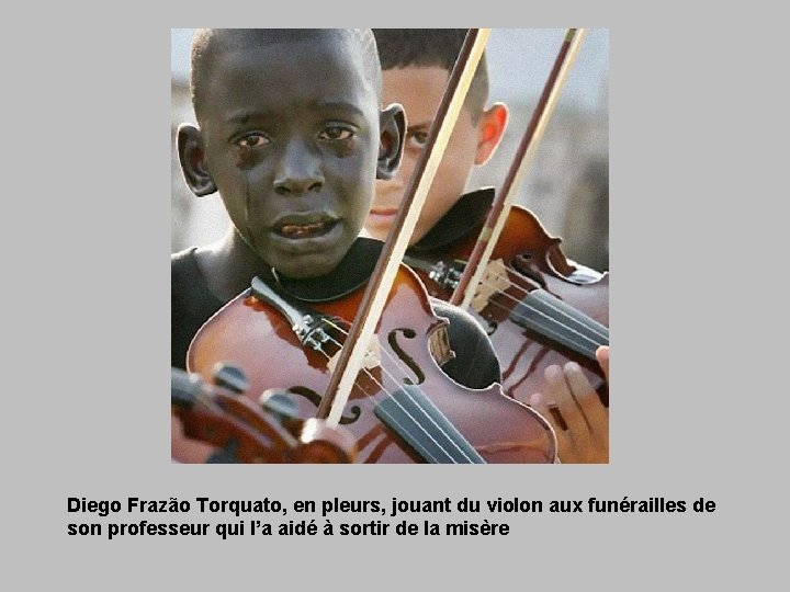 Diego Frazão Torquato, en pleurs, jouant du violon aux funérailles de son professeur qui