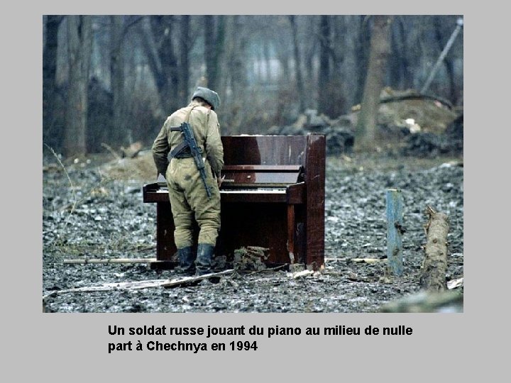 Un soldat russe jouant du piano au milieu de nulle part à Chechnya en