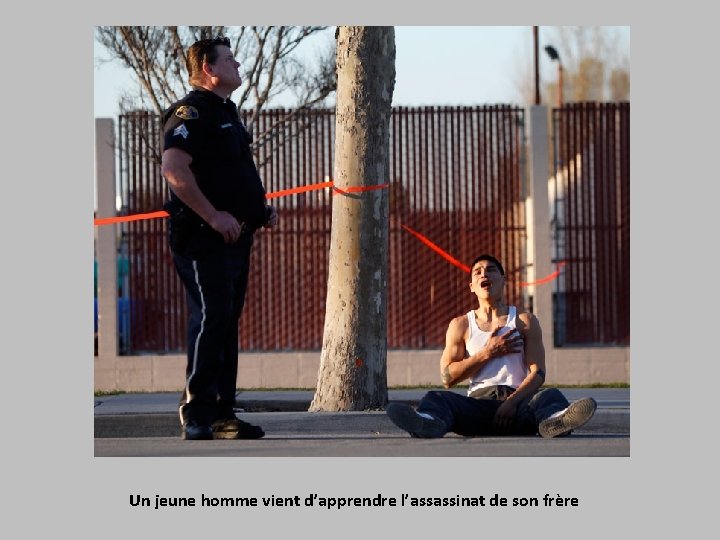 Un jeune homme vient d’apprendre l’assassinat de son frère 