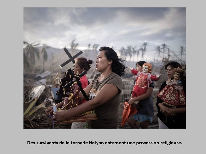 Des survivants de la tornade Haiyan entament une procession religieuse. 