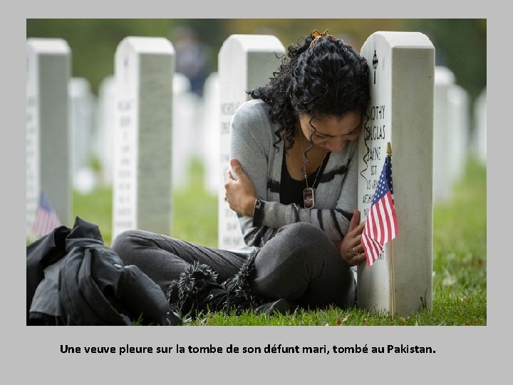 Une veuve pleure sur la tombe de son défunt mari, tombé au Pakistan. 