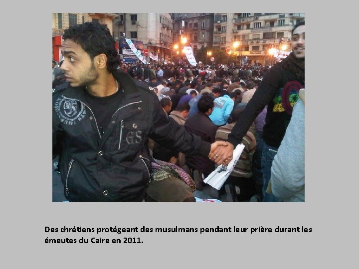 Des chrétiens protégeant des musulmans pendant leur prière durant les émeutes du Caire en