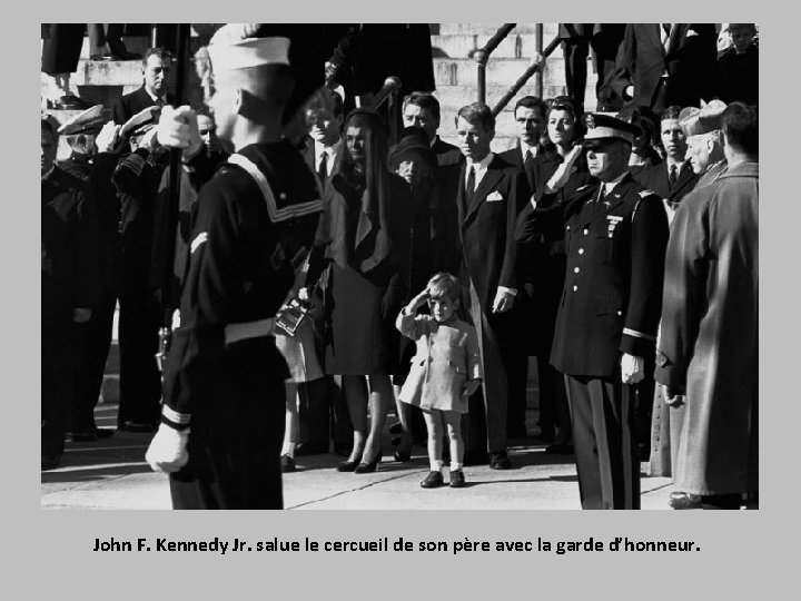 John F. Kennedy Jr. salue le cercueil de son père avec la garde d’honneur.