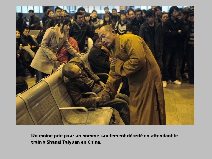 Un moine prie pour un homme subitement décédé en attendant le train à Shanxi