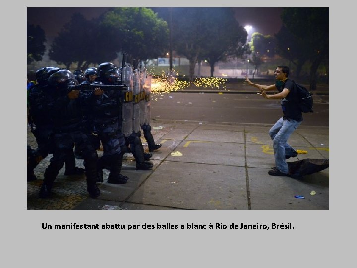 Un manifestant abattu par des balles à blanc à Rio de Janeiro, Brésil. 