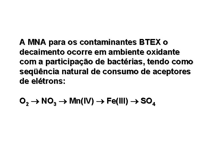 A MNA para os contaminantes BTEX o decaimento ocorre em ambiente oxidante com a