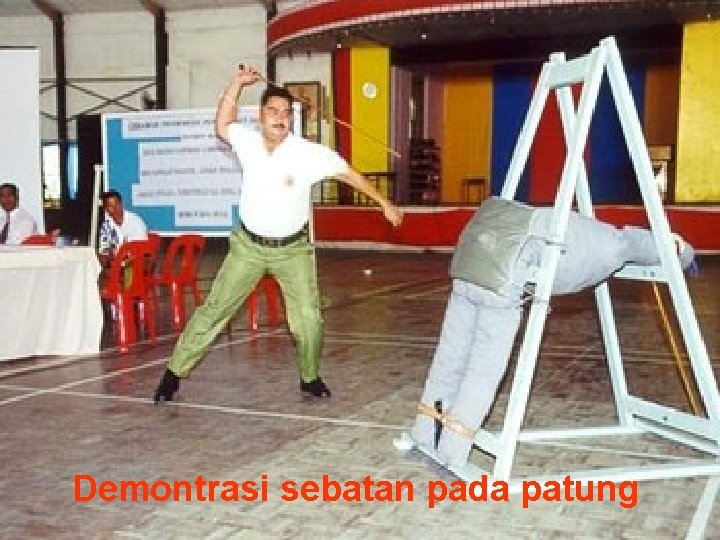 Demontrasi sebatan pada patung 