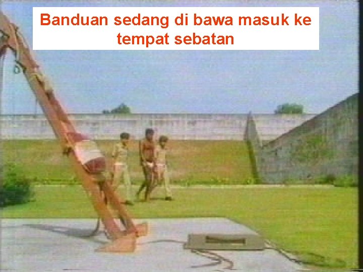 Banduan sedang di bawa masuk ke tempat sebatan 