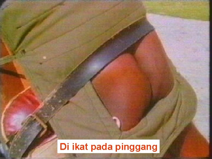 Di ikat pada pinggang 