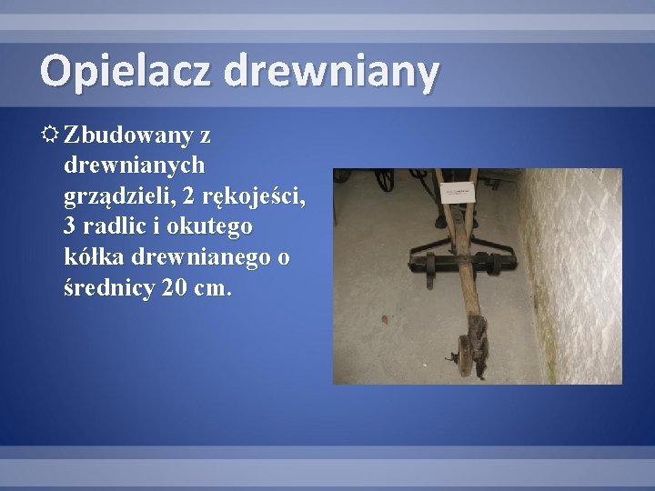 Opielacz drewniany Zbudowany z drewnianych grządzieli, 2 rękojeści, 3 radlic i okutego kółka drewnianego