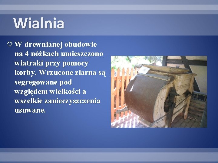 Wialnia W drewnianej obudowie na 4 nóżkach umieszczono wiatraki przy pomocy korby. Wrzucone ziarna