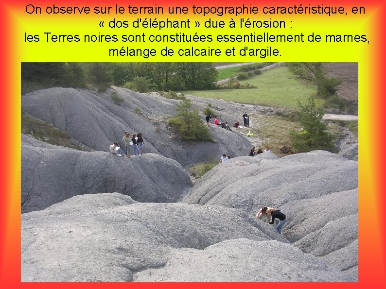 On observe sur le terrain une topographie caractéristique, en « dos d'éléphant » due