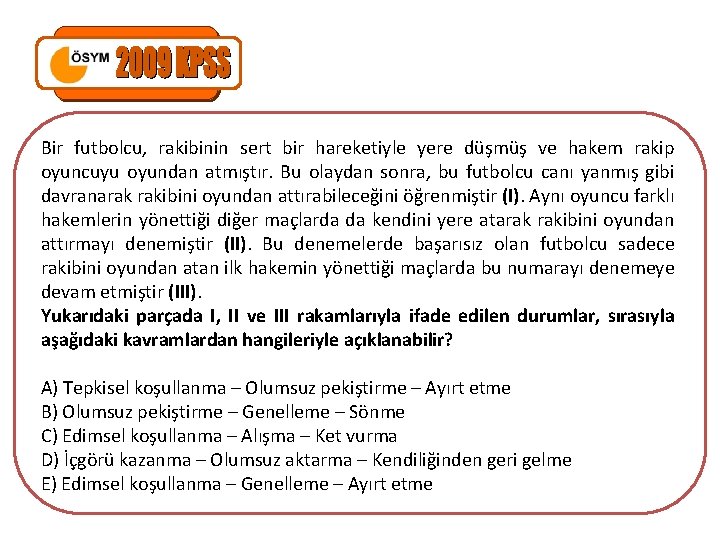 Bir futbolcu, rakibinin sert bir hareketiyle yere düşmüş ve hakem rakip oyuncuyu oyundan atmıştır.