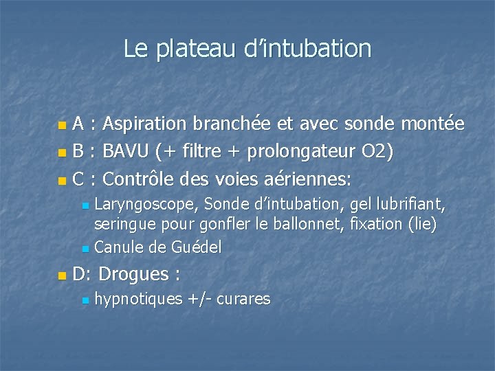 Le plateau d’intubation A : Aspiration branchée et avec sonde montée n B :