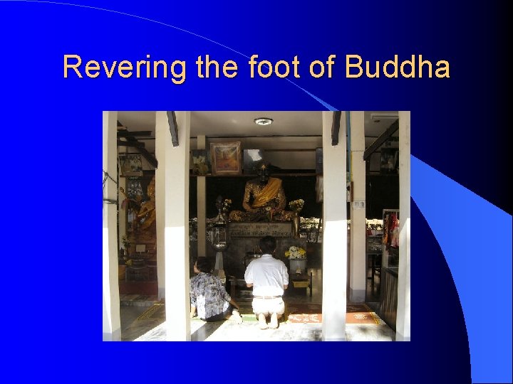 Revering the foot of Buddha 