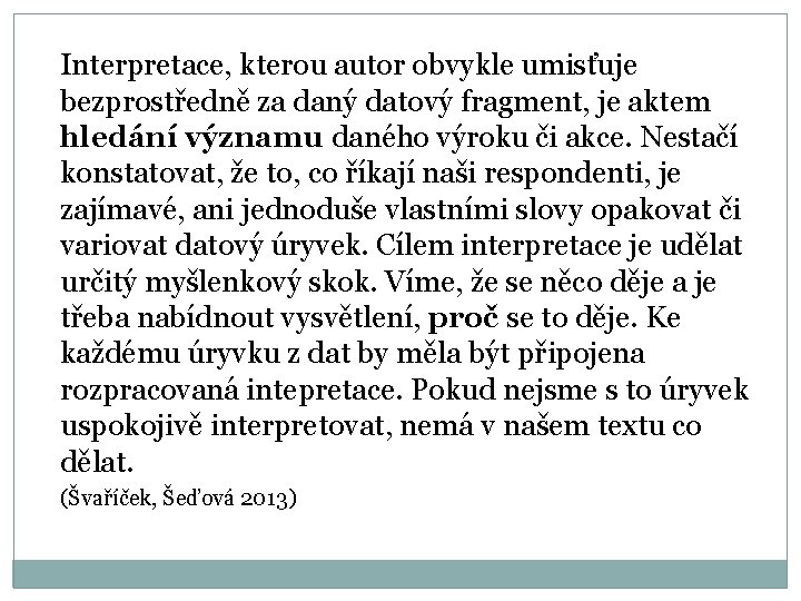 Interpretace, kterou autor obvykle umisťuje bezprostředně za daný datový fragment, je aktem hledání významu