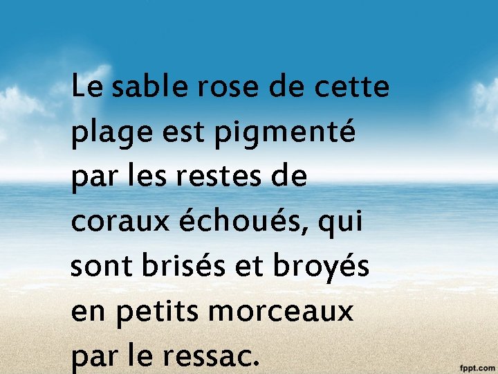 Le sable rose de cette plage est pigmenté par les restes de coraux échoués,