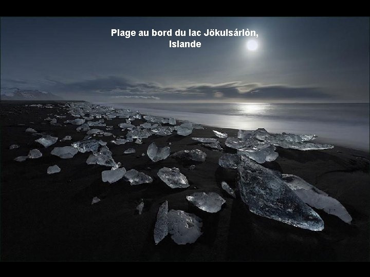 Plage au bord du lac Jökulsárlòn, Islande 