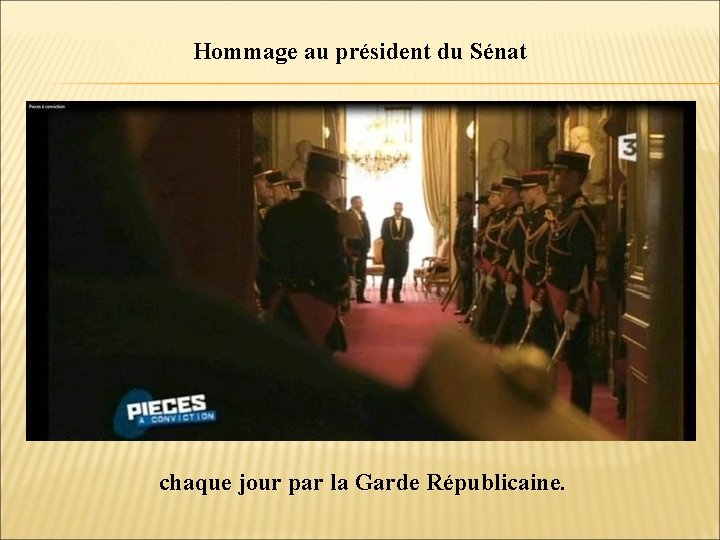 Hommage au président du Sénat chaque jour par la Garde Républicaine. 