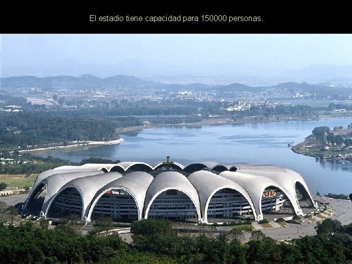 El estadio tiene capacidad para 150000 personas. 