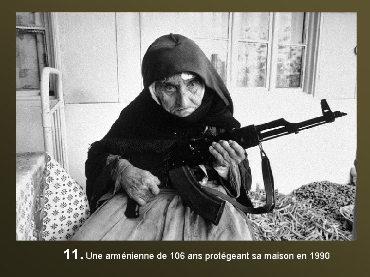 11. Une arménienne de 106 ans protégeant sa maison en 1990 