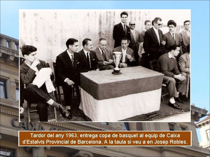 Tardor del any 1963, entrega copa de basquet al equip de Caixa d’Estalvis Provincial