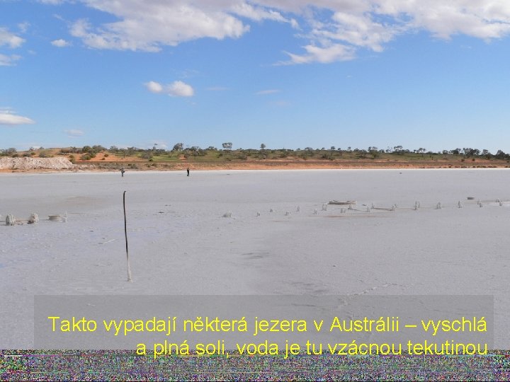 Takto vypadají některá jezera v Austrálii – vyschlá a plná soli, voda je tu