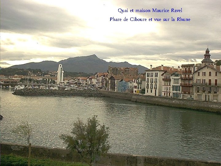 Quai et maison Maurice Ravel Phare de Ciboure et vue sur la Rhune 