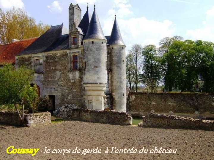 Coussay le corps de garde à l’entrée du château 
