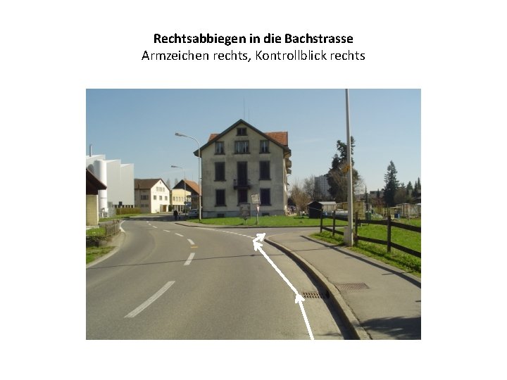 Rechtsabbiegen in die Bachstrasse Armzeichen rechts, Kontrollblick rechts 