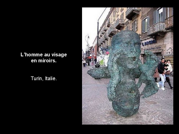 L’homme au visage en miroirs. Turin, Italie. 